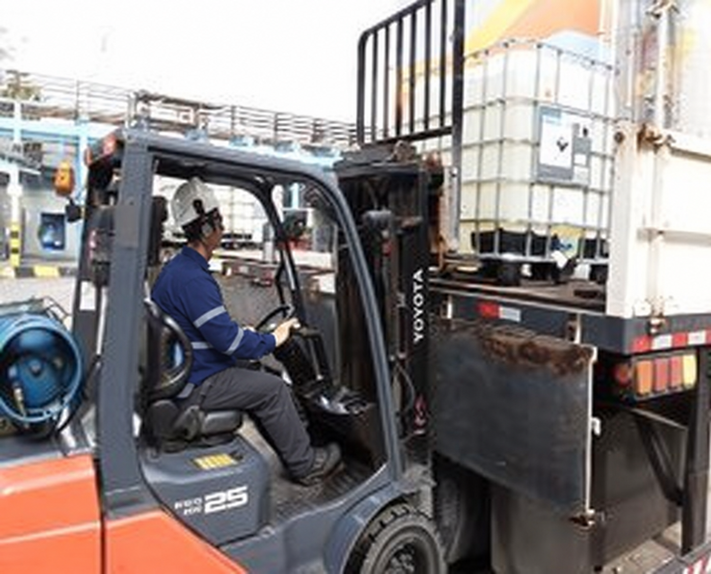 Profissional da Fortes operando empilhadeira
