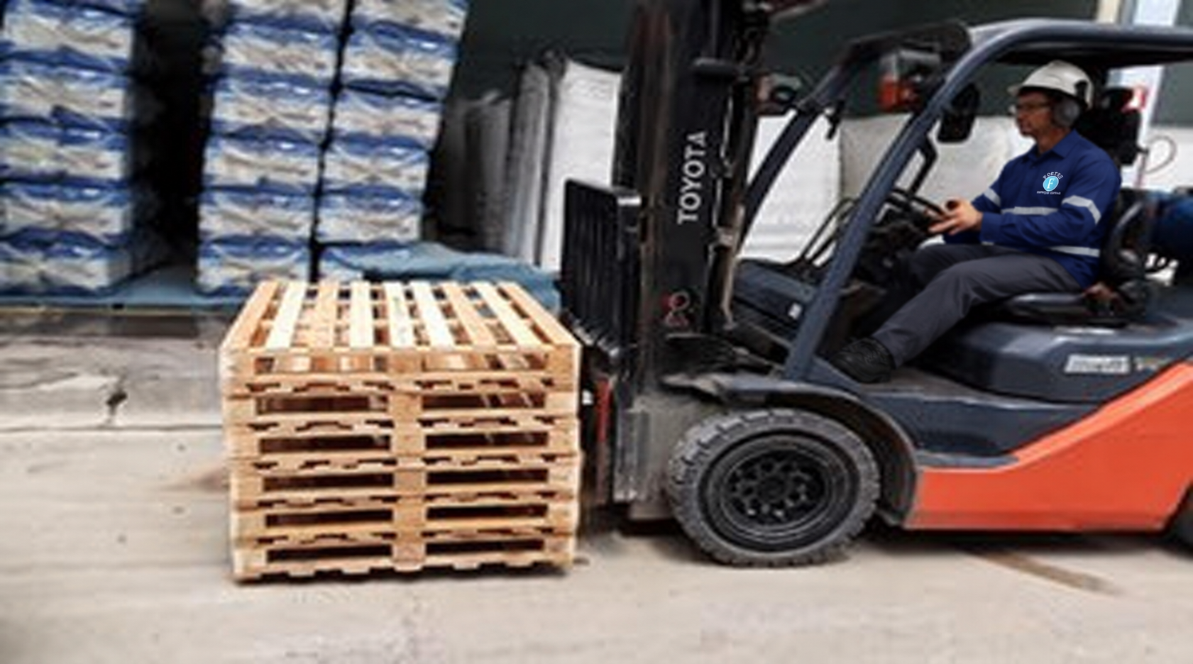 Movimentação de materiais com empilhadeira