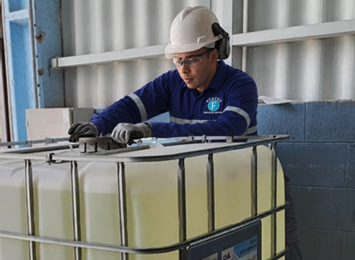 Profissional da Fortes em inspeção industrial